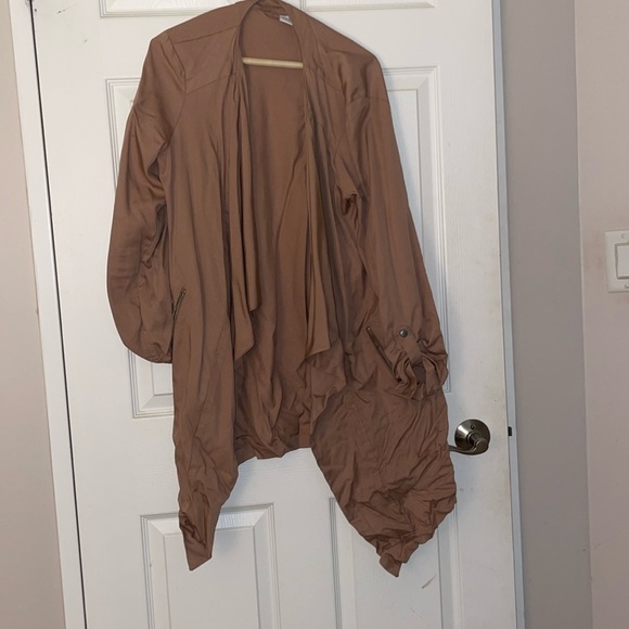 Long asymmetrical light topcoat - Picture 1 of 5